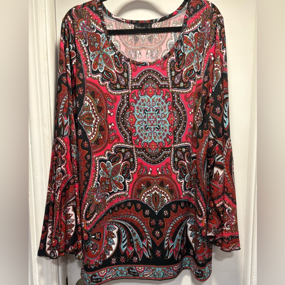 La Vanya plus-size tunic top red paisley
long bell sleeves stretch knit.
2X